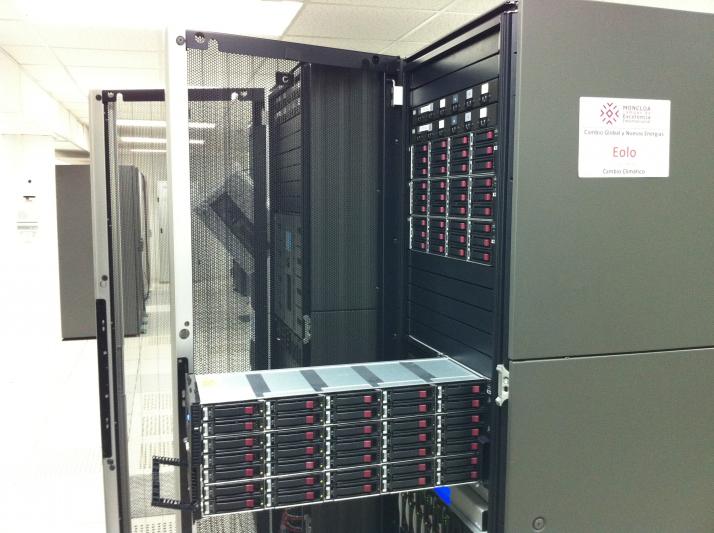 Vista lateral de los dos racks que forman EOLO, con una de las bandejas de discos del subsistema de almacenamiento abierta.