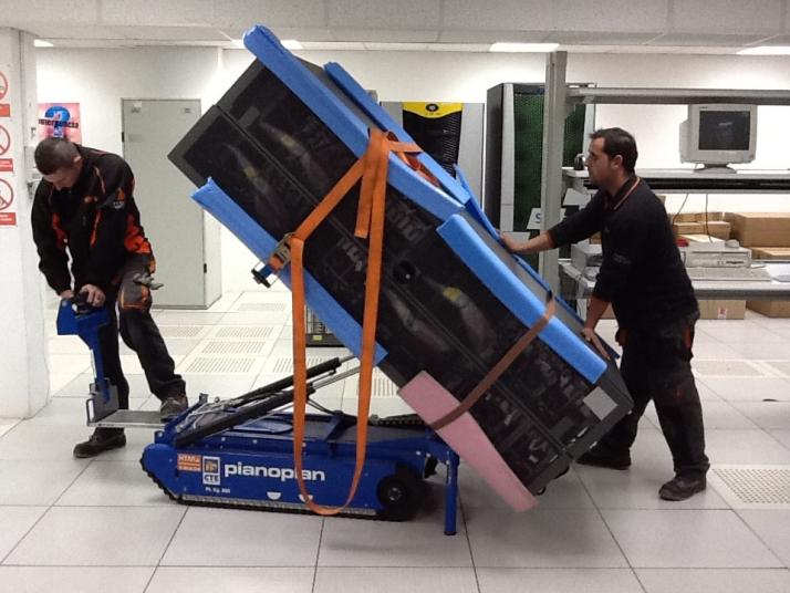 Técnicos mueven el segundo rack de EOLO (de más de 900 kg), en el interior del CPD, hasta su ubicación definitiva.