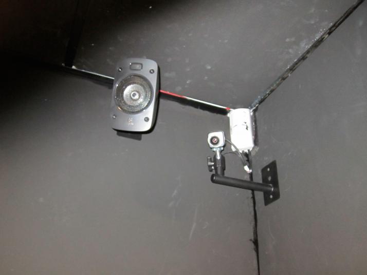 Cámara de tracking óptico, altavoz del equipo de sonido 5.1 y sensor de movimiento para alarma de seguridad