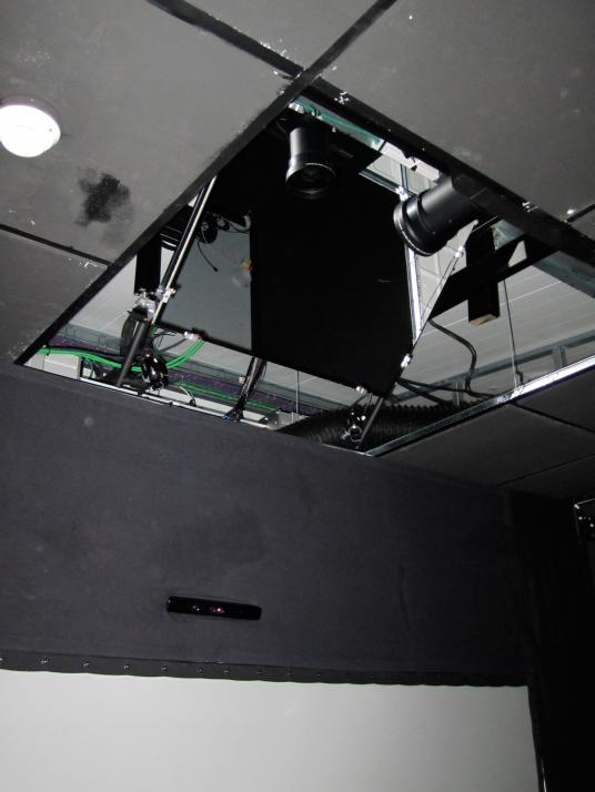 Sistema de proyección mediante espejos, cámaras de tracking ópticas de captura frontal y sistema kinect integrado