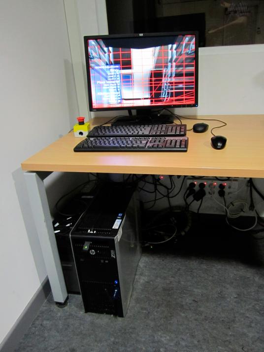 Equipos para la captura de movimiento y simulación 3D, junto con seta (amarilla y roja) de parada de emergencia del sistema de captura de movimiento de la silla de ruedas