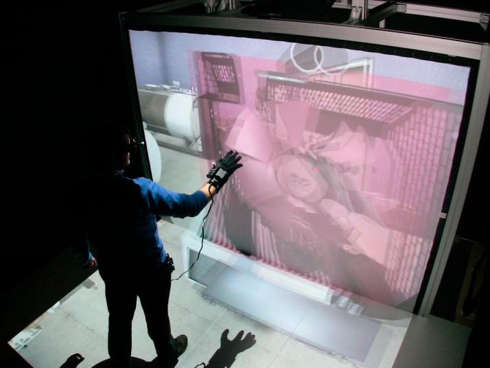 Demostración de uso de la instalación con proyección en las dos pantallas de visualización 3D, junto con el uso de las gafas 3D activas con leds activos para el seguimiento activo de la mirada del usuario mediante tracking óptico y guante con sensor inercial y led activo para el seguimiento de los movimientos de la mano
