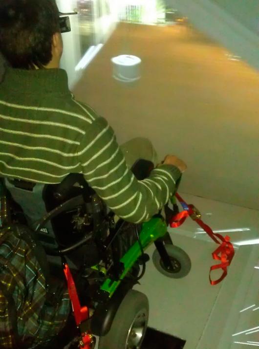 Demostración de uso de la instalación con proyección en las dos pantallas de visualización 3D, junto con el uso de las gafas 3D activas con leds activos para el seguimiento activo de la mirada del usuario y plataforma de tracking del movimiento de la silla de ruedas