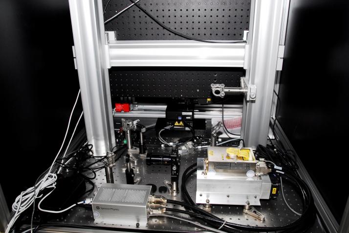 Sistema láser para litografía submicrométrica (Vista posterior)