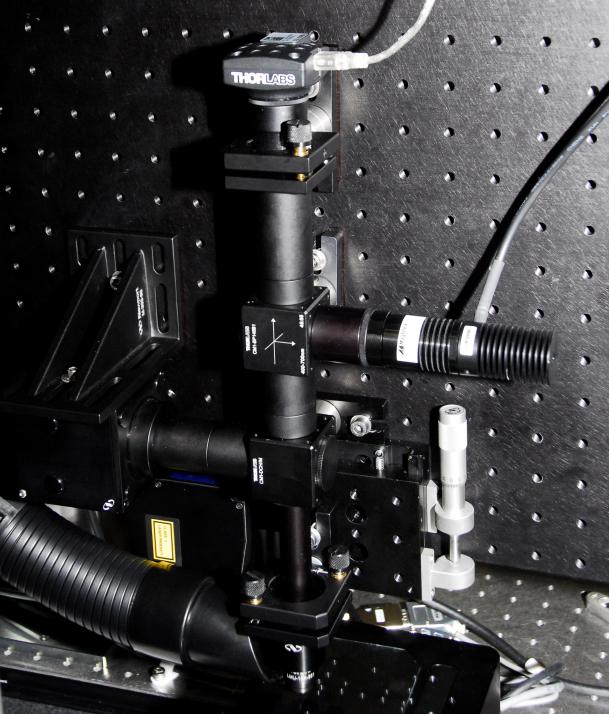 Sistema de enfoque, objetivos y cámara confocal