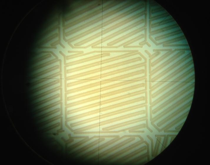 Vista al microscopio de pistas creadas por ablación directa de ITO