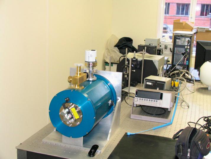 Sistema de caracterización de elementos ópticos y criostato para detectores