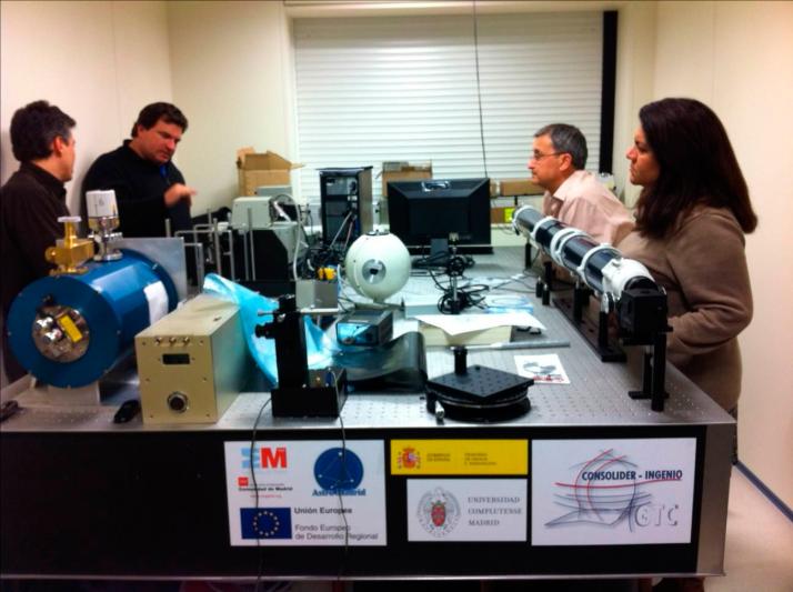 Vista general de la mesa óptica durante la visita de la Universidad de Florida