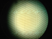 Vista al microscopio de pistas creadas por ablación directa de ITO
