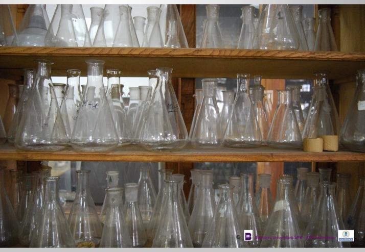 Museo Virtual ETSII - Material Glass Showcases