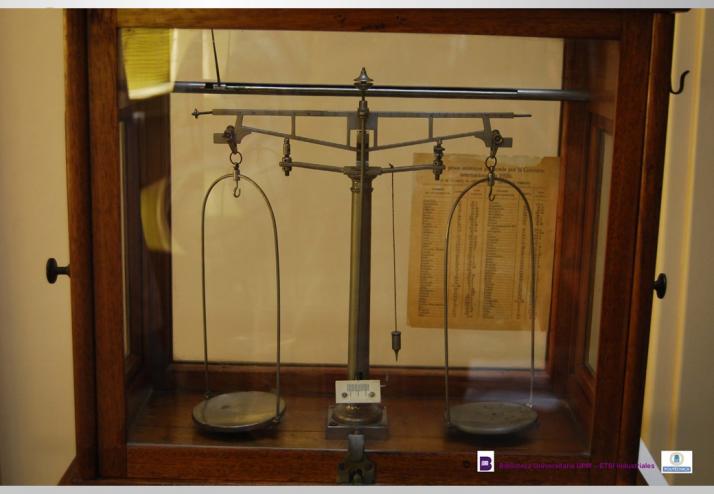 Museo Virtual ETSII - Balance with list of atomic weights