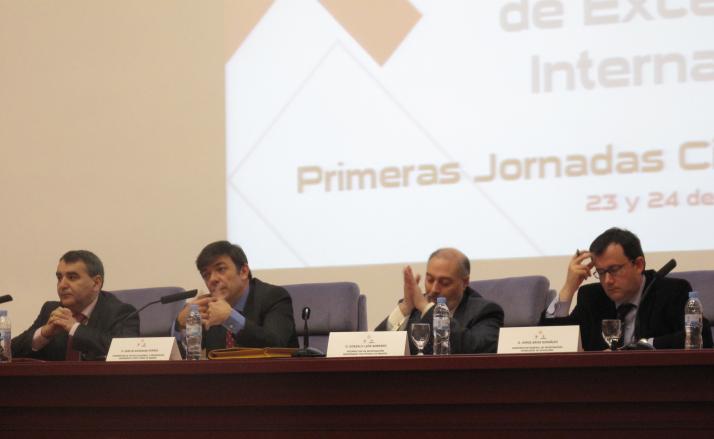 Juan José Moreno (ME), Carlos Andradas (UCM), Gonzalo León (UPM) y Jorge Sainz (CM) durante la presentación de las Primeras Jornadas Científicas del Campus Moncloa