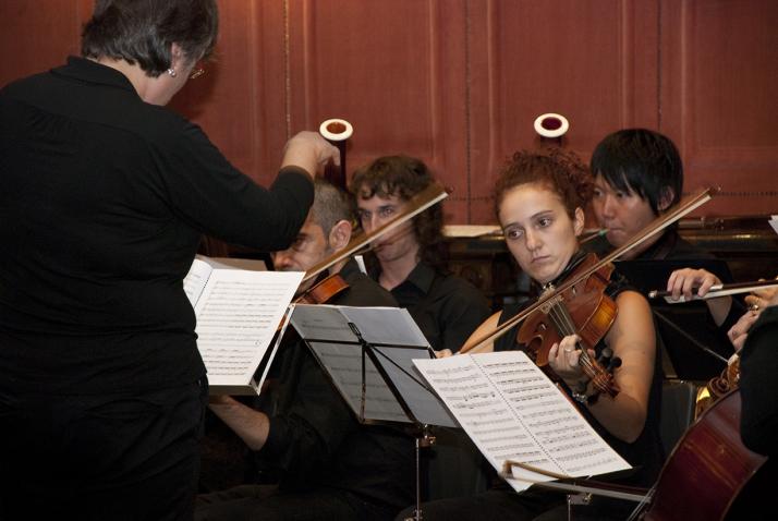 Director de orquesta y músicos durante la Noche de los Investigadores
