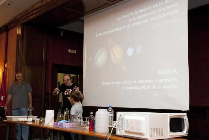 Truco de magia en la Noche de los Investigadores