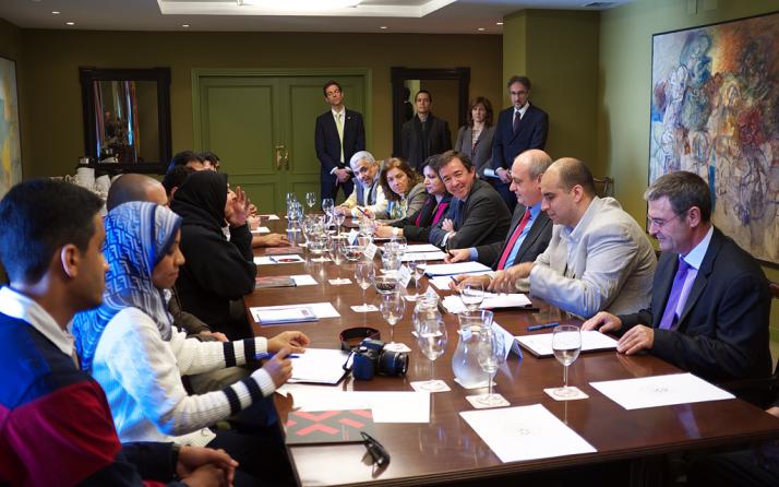 Mesa con los integrantes del Campus Moncloa y la delegación del  Kuwait Institute for Scientific Research (KISR)