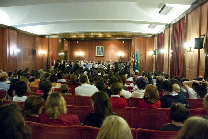 Público escuchando la orquesta en la Noche de los Investigadores