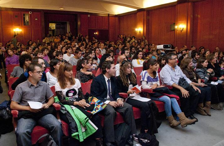 Público disfrutando en la Noche de los Investigadores